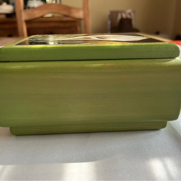 Gorgeous Hand Painted Calla Lily Green Wooden Trinket Box EUC - Picture 3 of 13